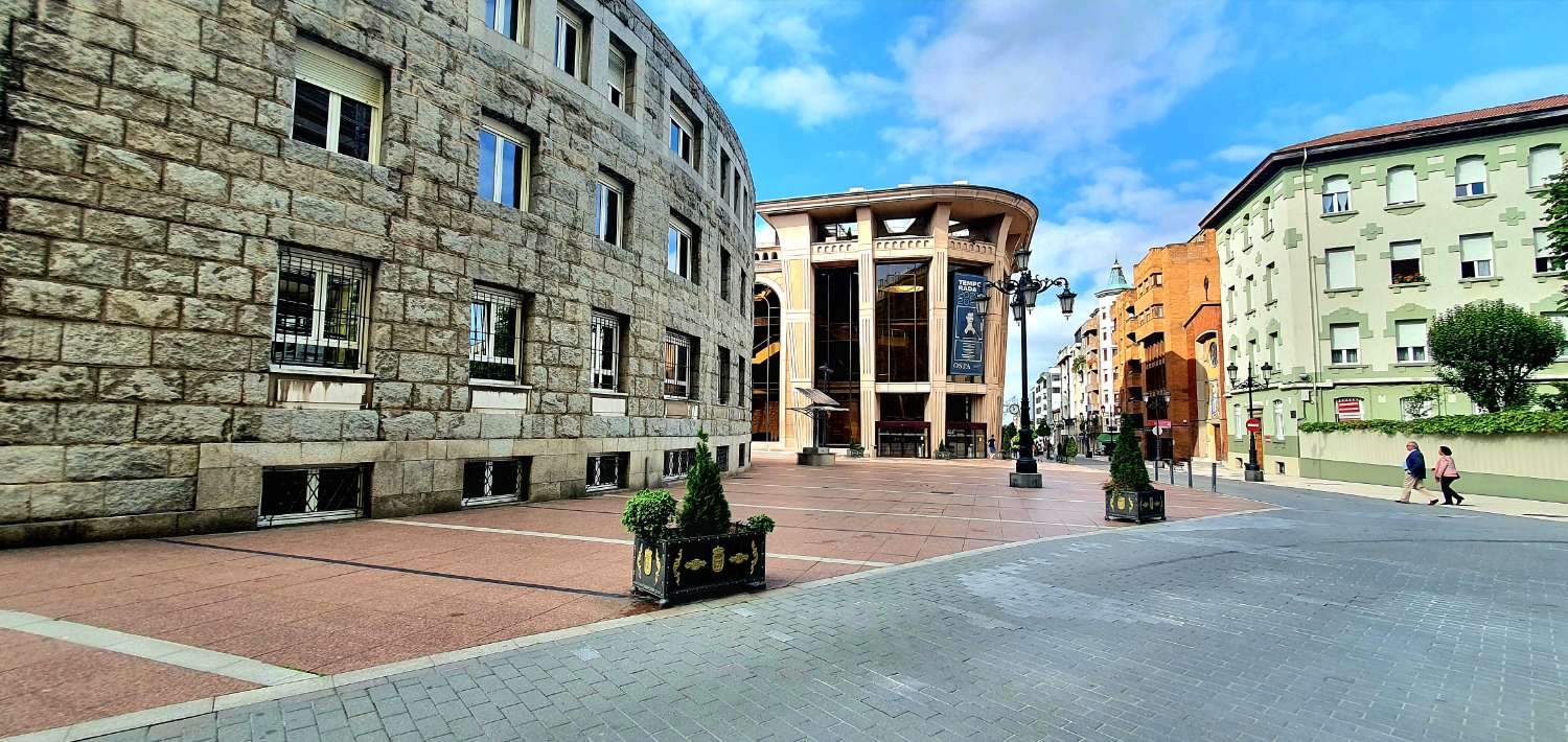 ¡TRASPASO CAFETERÍA SAN FRANCISCO! ZONA AUDITORIO, OPORTUNIDAD ÚNICA EN EL CORAZÓN DE OVIEDO