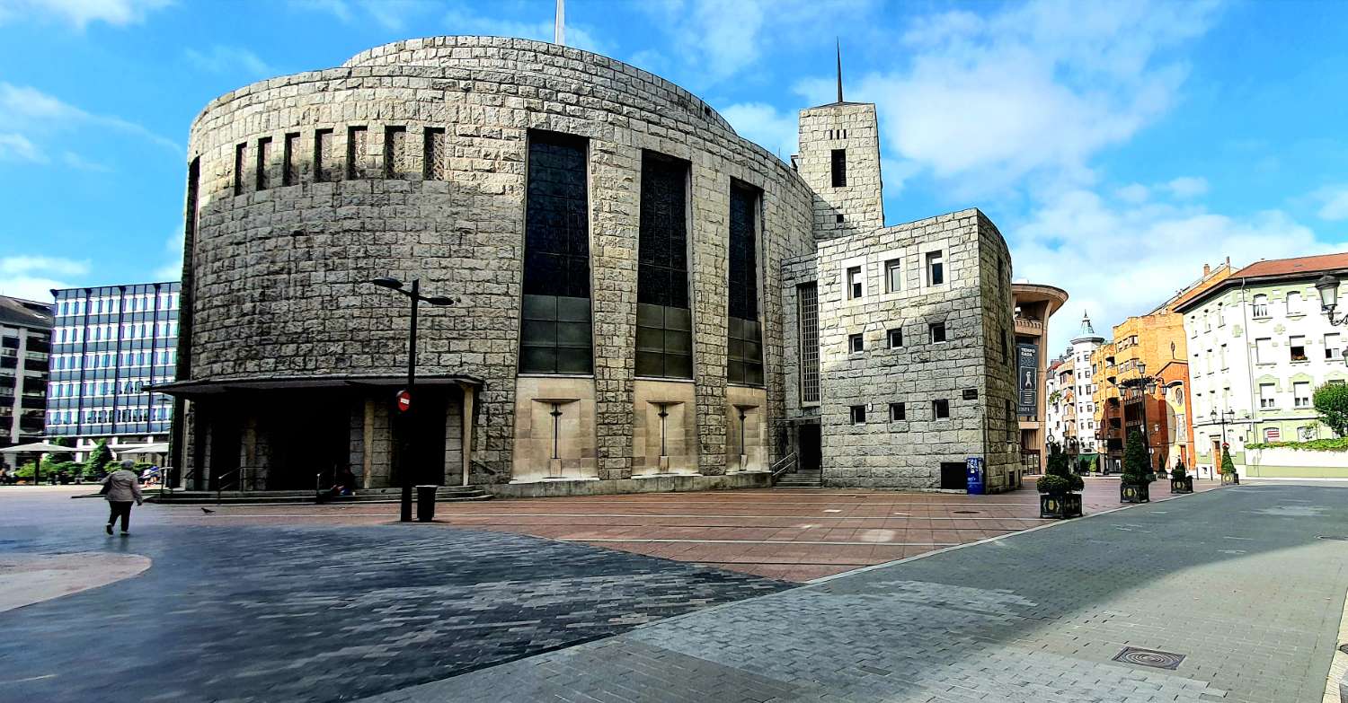 ¡TRASPASO CAFETERÍA SAN FRANCISCO! ZONA AUDITORIO, OPORTUNIDAD ÚNICA EN EL CORAZÓN DE OVIEDO