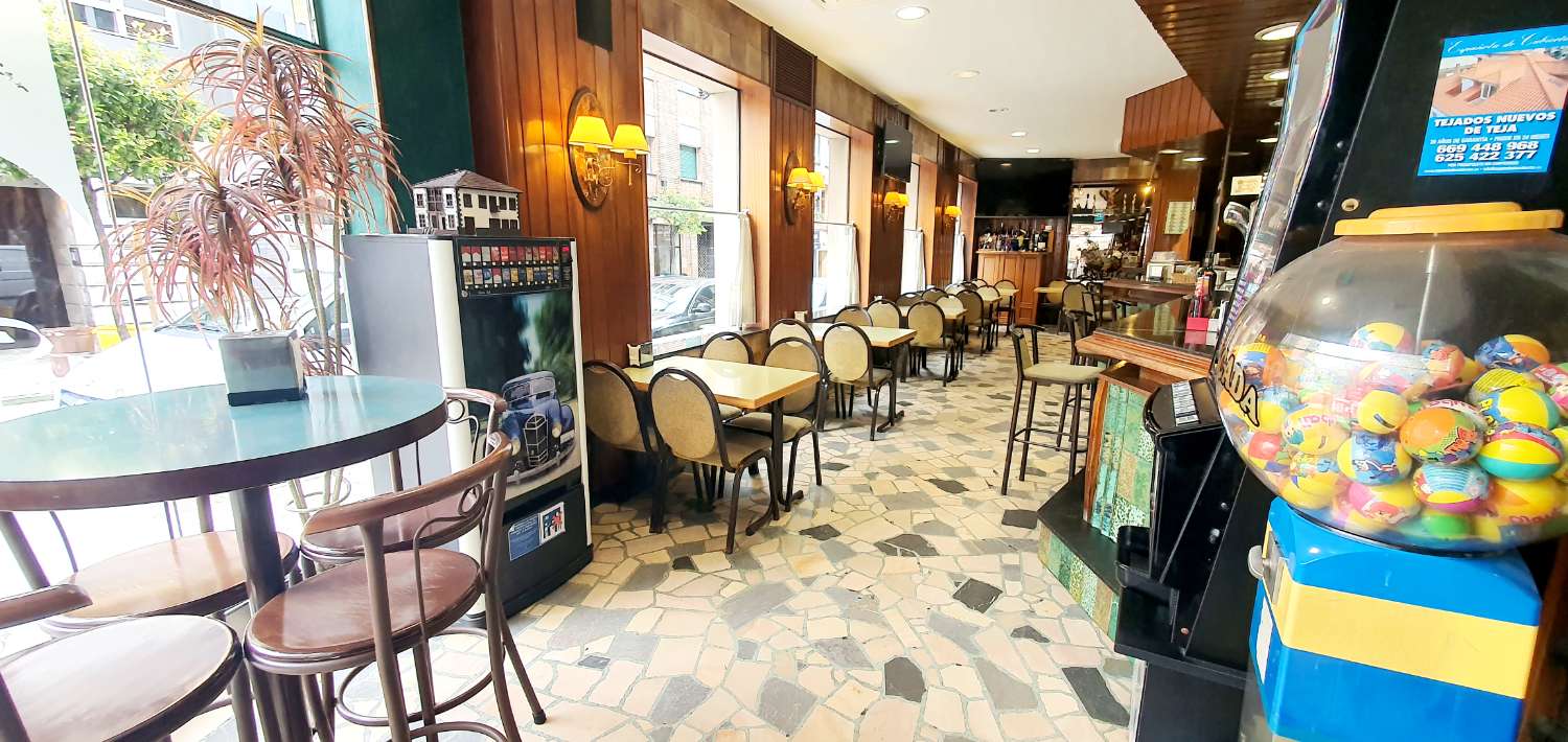 ¡TRASPASO CAFETERÍA SAN FRANCISCO! ZONA AUDITORIO, OPORTUNIDAD ÚNICA EN EL CORAZÓN DE OVIEDO