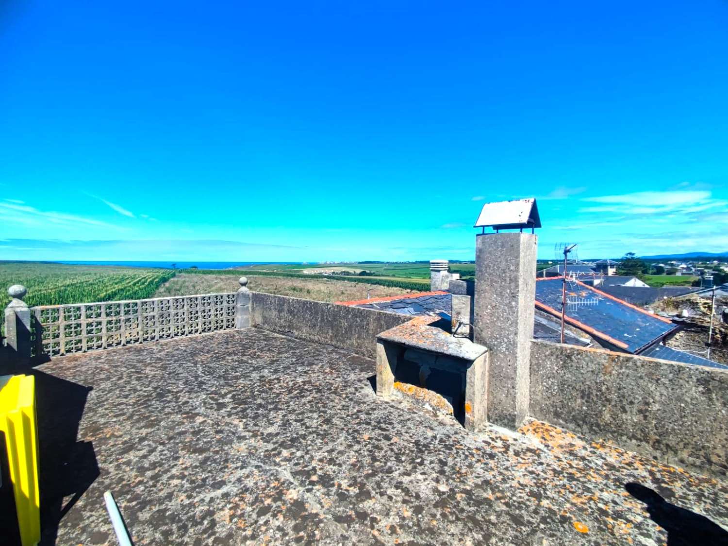 Semi-detached house with sea views