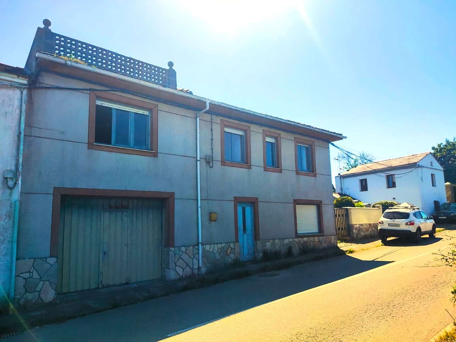 Semi-detached house with sea views