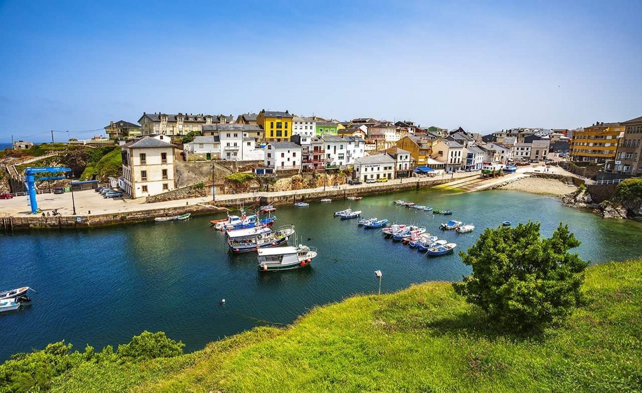 BELLE MAISON AU COEUR DE TAPIA DE CASARIEGO AVEC VUE SUR LA MER