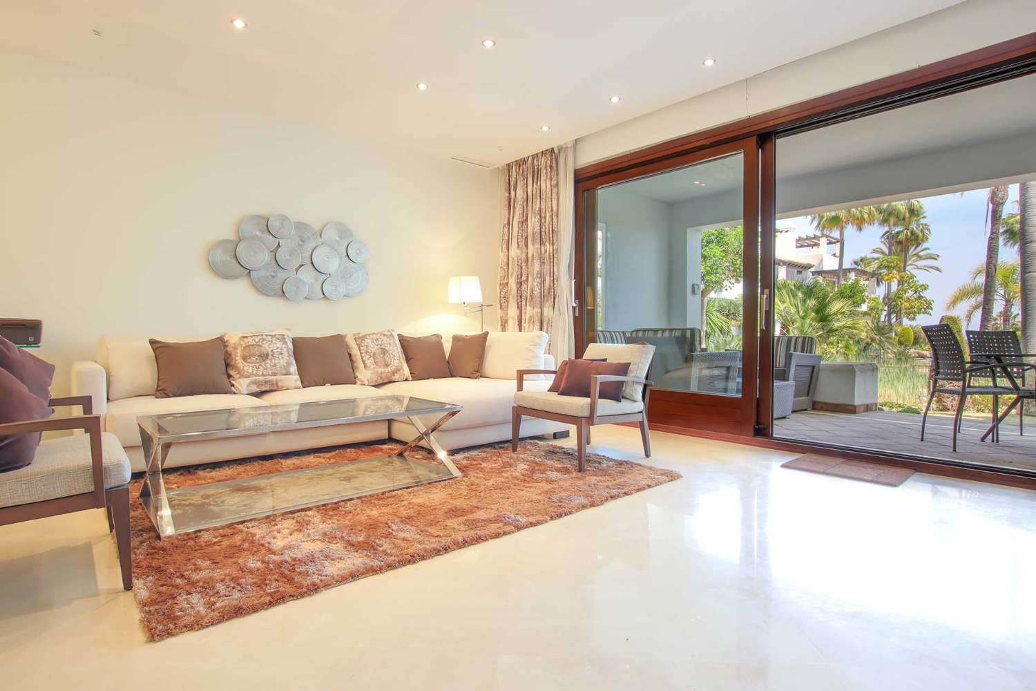 Beautiful townhouse in a prestigious residential complex in the area of Benahavis.