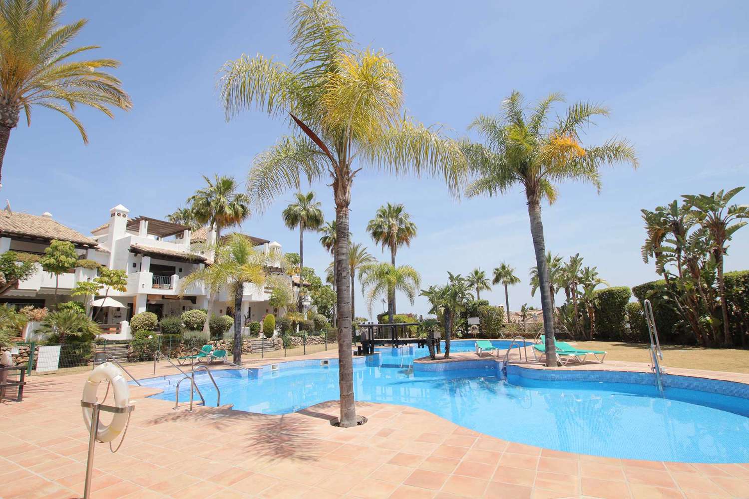 Beautiful townhouse in a prestigious residential complex in the area of Benahavis.