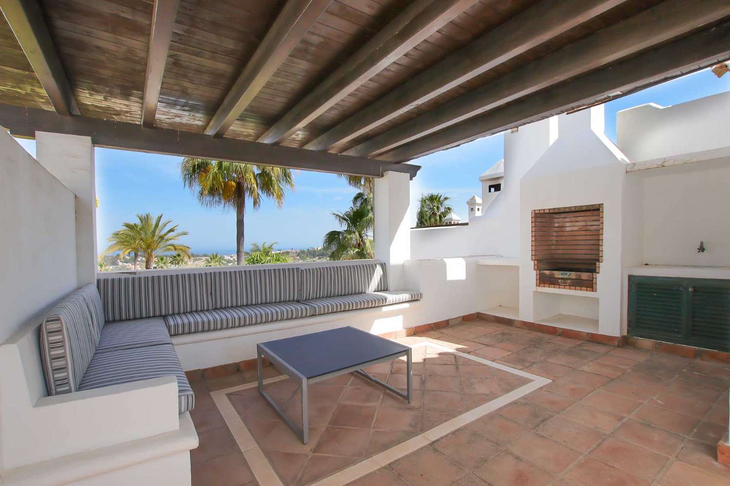 Beautiful townhouse in a prestigious residential complex in the area of Benahavis.