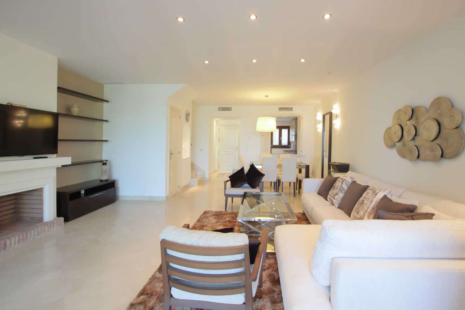 Beautiful townhouse in a prestigious residential complex in the area of Benahavis.