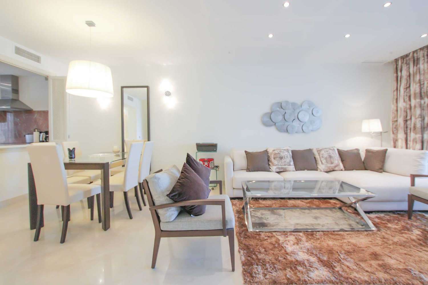 Beautiful townhouse in a prestigious residential complex in the area of Benahavis.