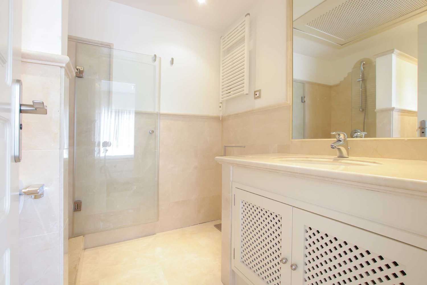 Beautiful townhouse in a prestigious residential complex in the area of Benahavis.