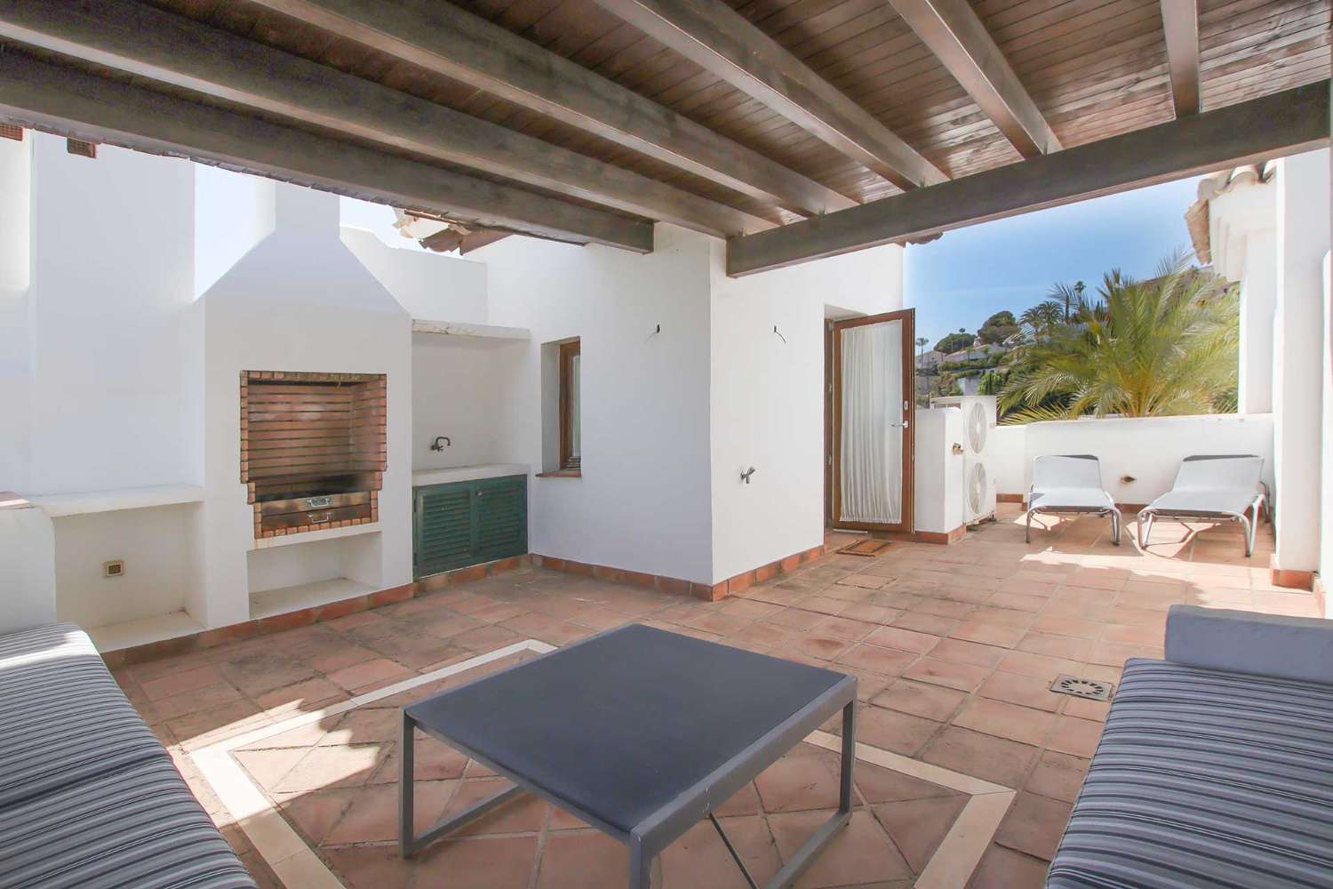 Beautiful townhouse in a prestigious residential complex in the area of Benahavis.