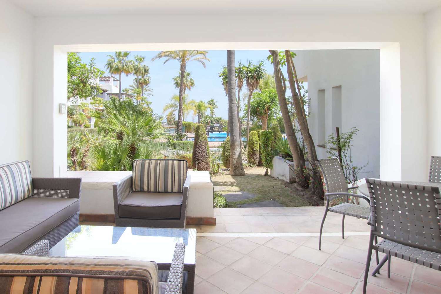 Beautiful townhouse in a prestigious residential complex in the area of Benahavis.