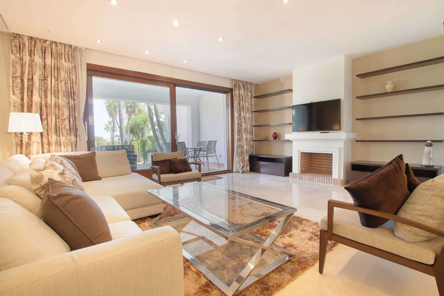 Beautiful townhouse in a prestigious residential complex in the area of Benahavis.