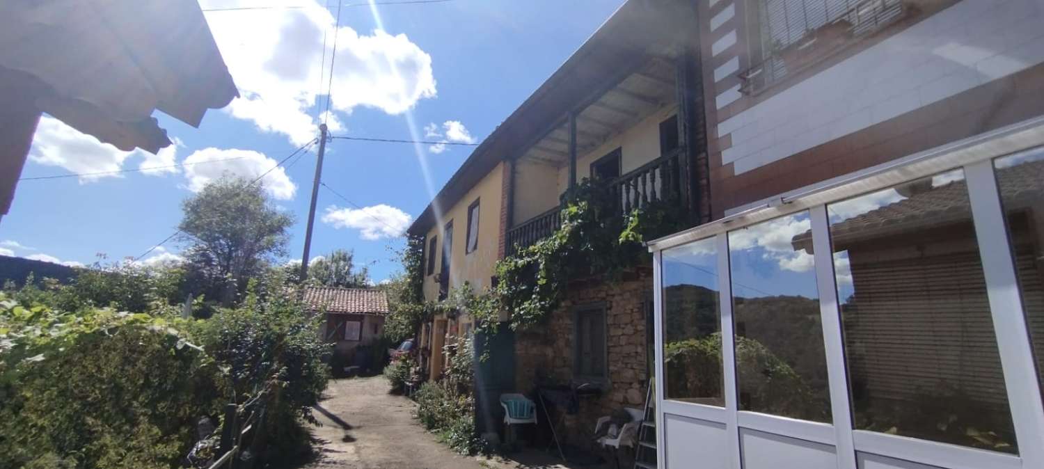 Vente d’un complexe de deux maisons à Bimenes