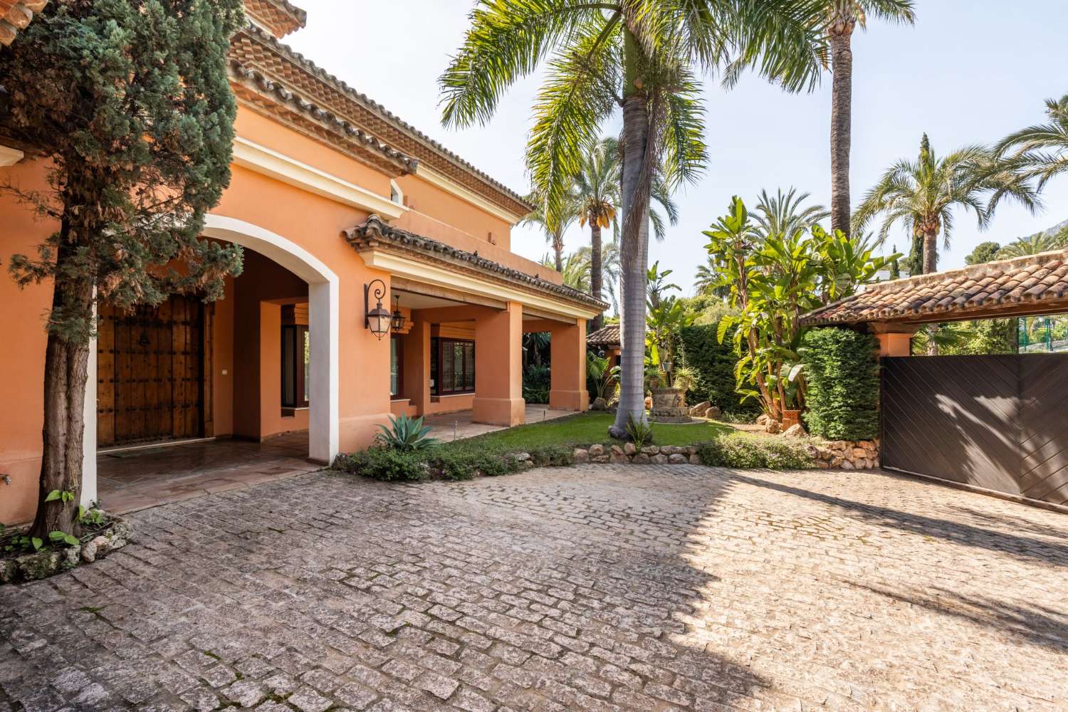 Encantadora villa de estilo andaluz en la milla de oro de Marbella