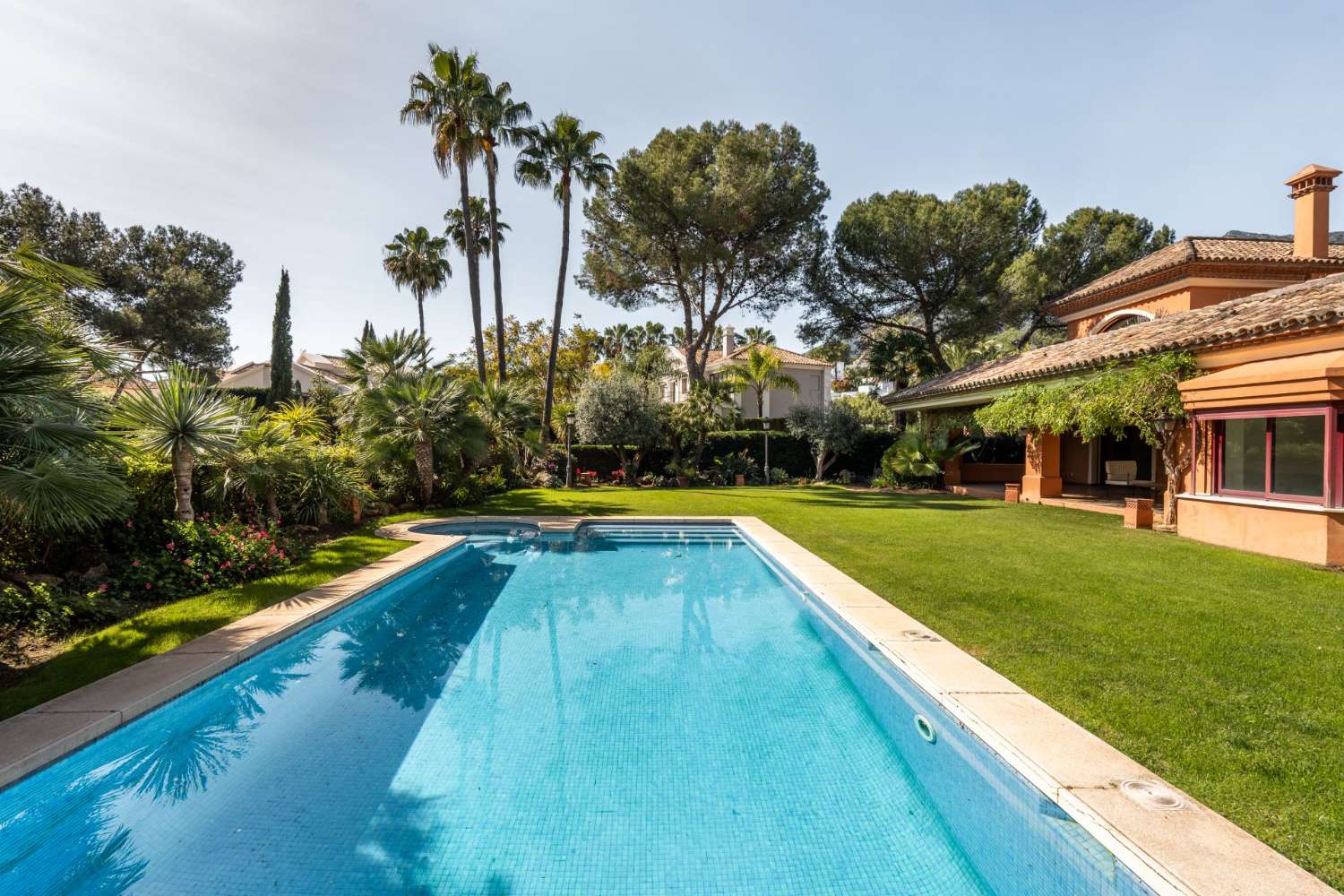 Charmerende villa i andalusisk stil i Marbella Golden mile