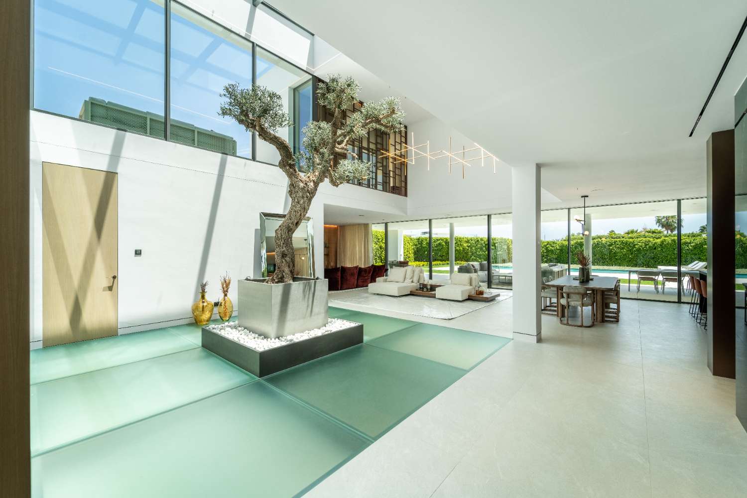 Modern luxe herenhuis met uitzicht op zee in Marbella Golden Mile