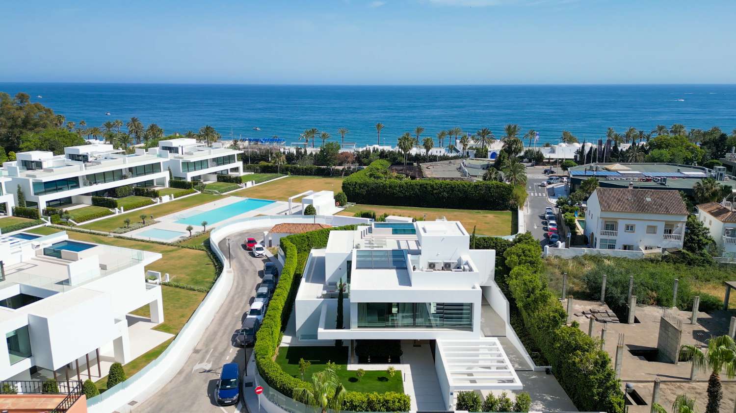 Modern luxe herenhuis met uitzicht op zee in Marbella Golden Mile