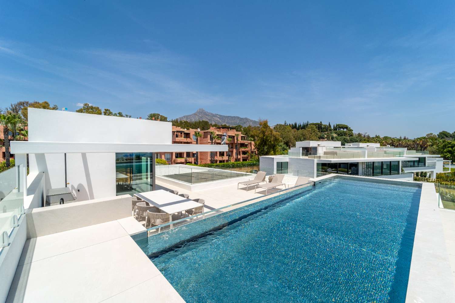 Moderne Luxusvilla mit Meerblick in Marbella Goldene Meile