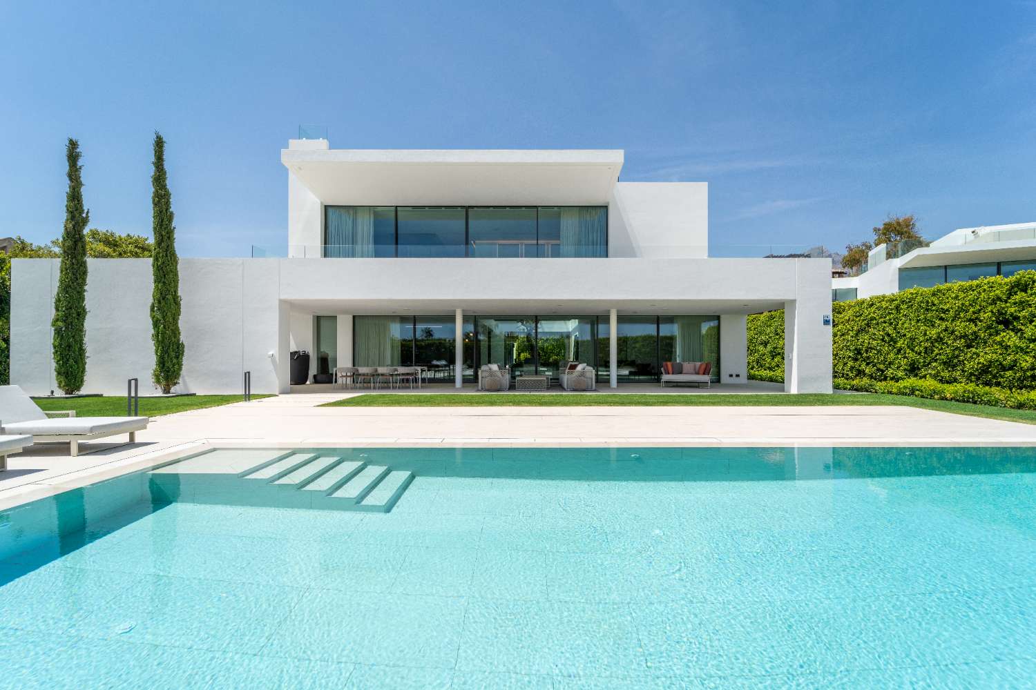 Modern luxe herenhuis met uitzicht op zee in Marbella Golden Mile