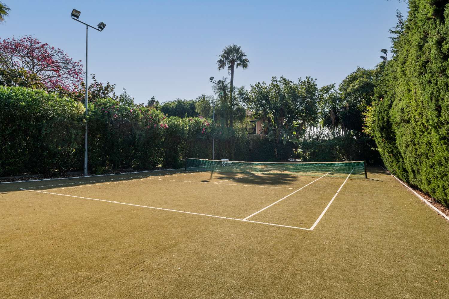 Villa de lujo con pista de tenis privada en Paraíso Barronal, Estepona