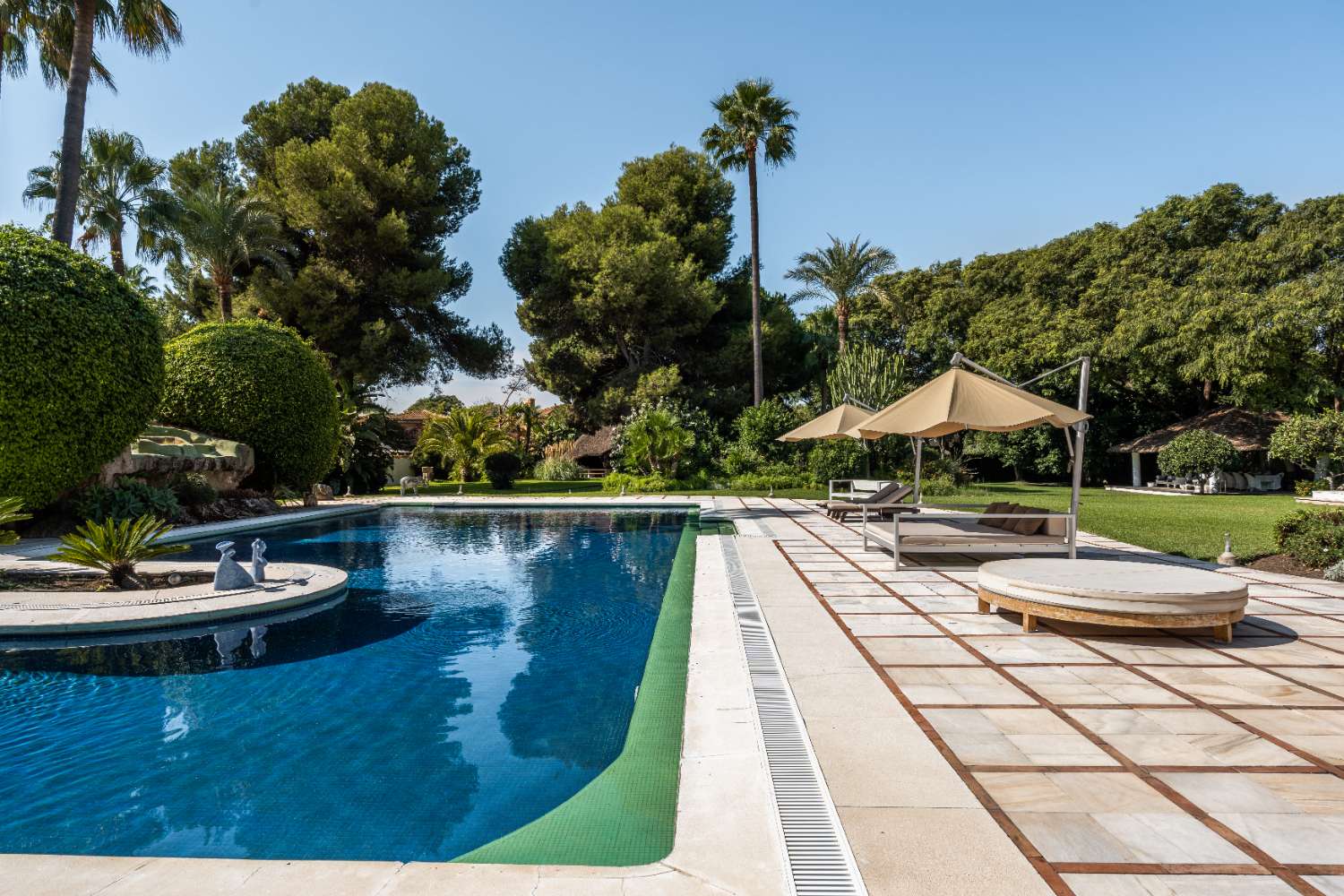 Luxusvilla mit privatem Tennisplatz in Paraiso Barronal, Estepona