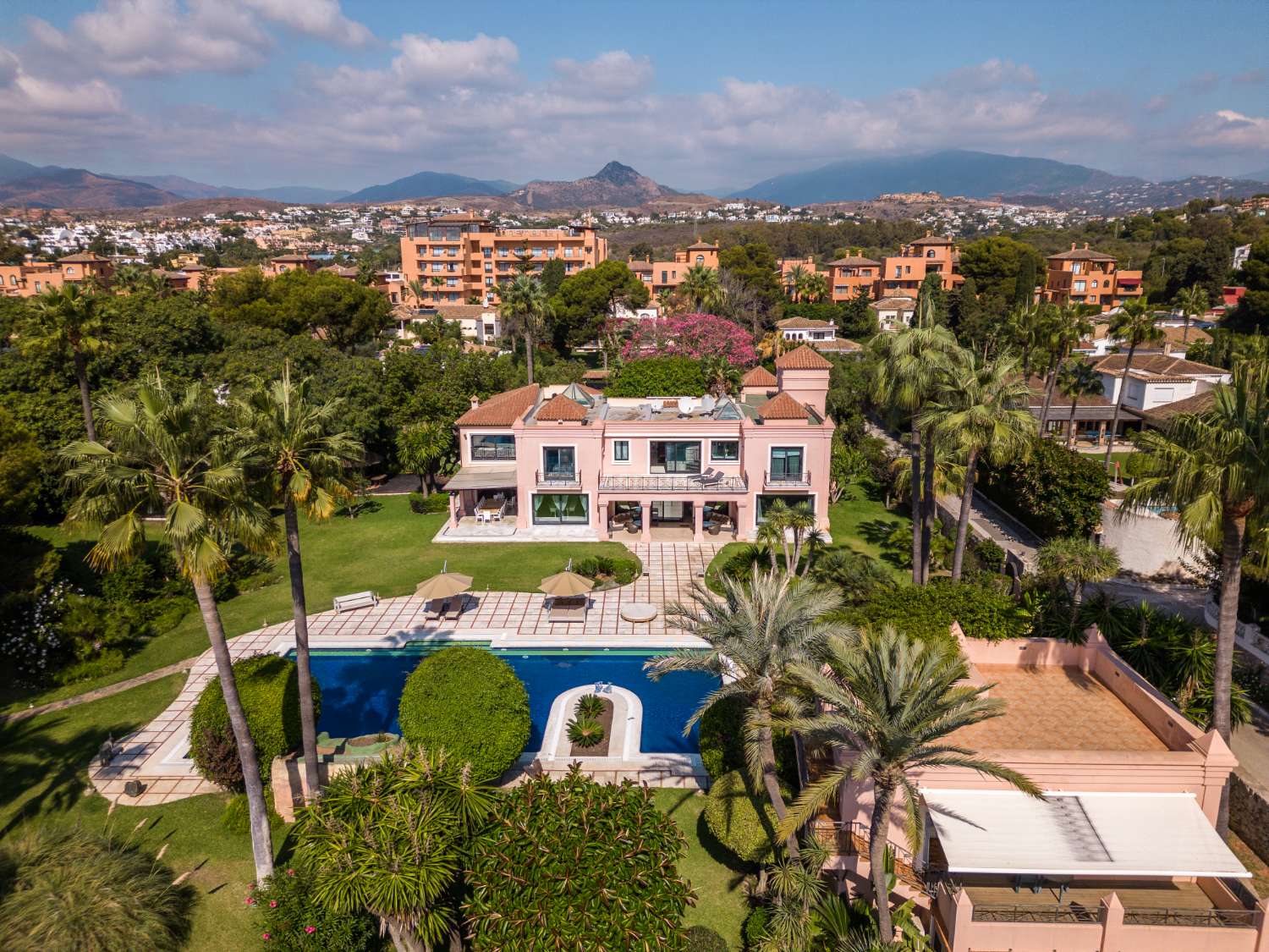 Lyxvilla med privat tennisbana i Paraiso Barronal, Estepona