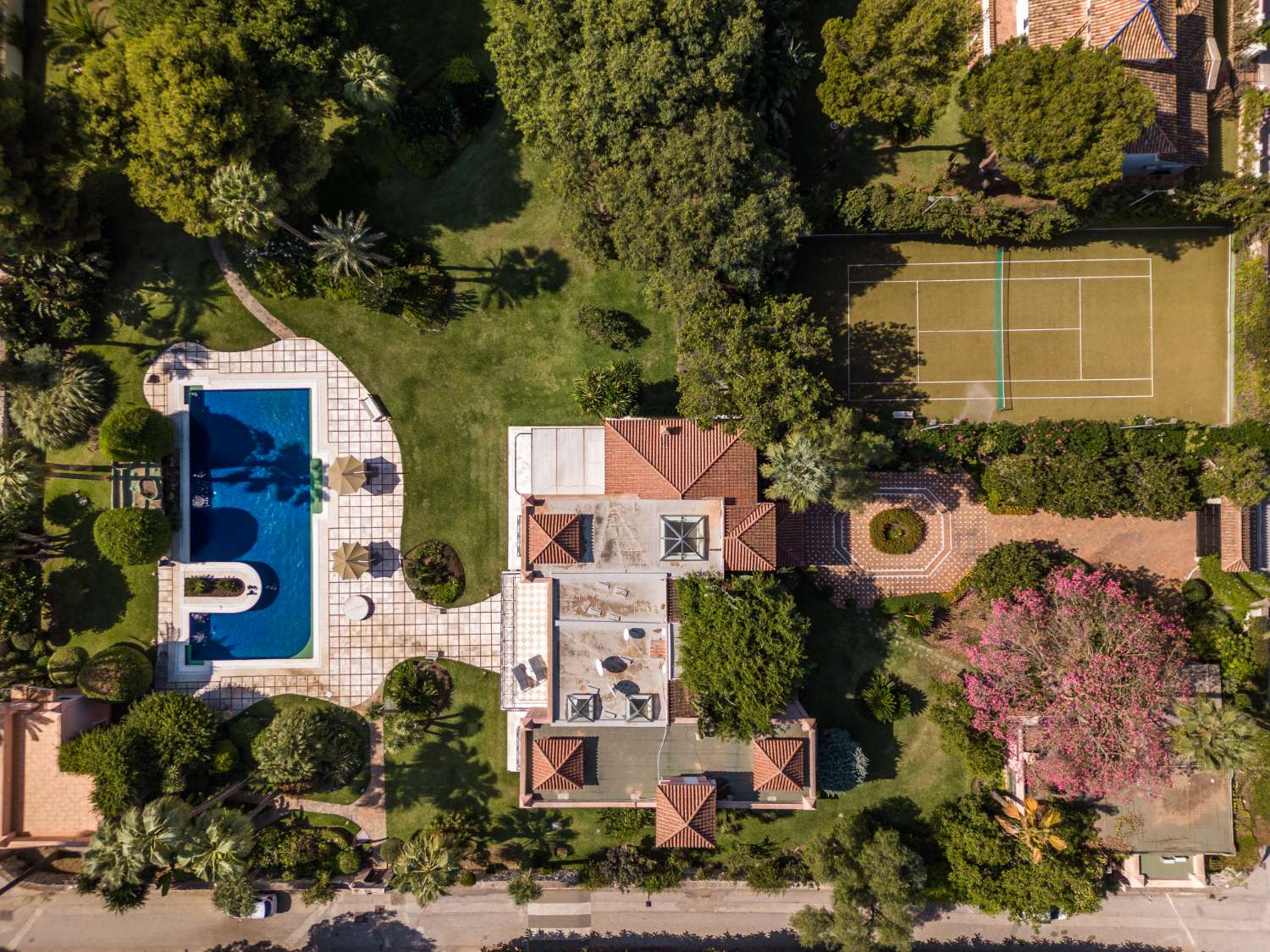 Villa de lujo con pista de tenis privada en Paraíso Barronal, Estepona