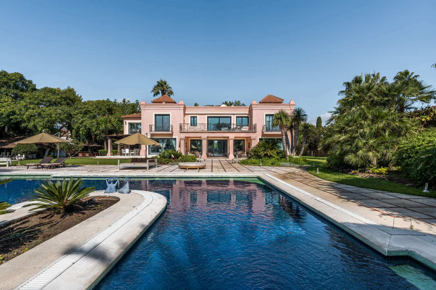 Villa de lujo con pista de tenis privada en Paraíso Barronal, Estepona