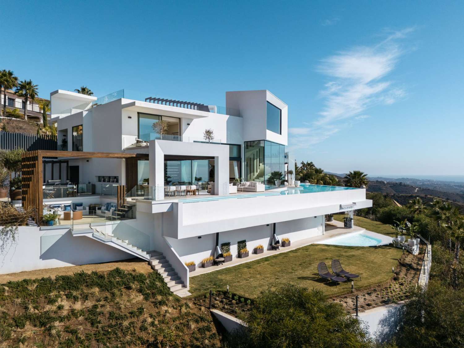 Der Griff nach den Sternen ist möglich!  Eine stilvolle Villa mit der besten Aussicht im Osten Marbellas an der Costa Del Sol ist nicht jedermanns Sache.