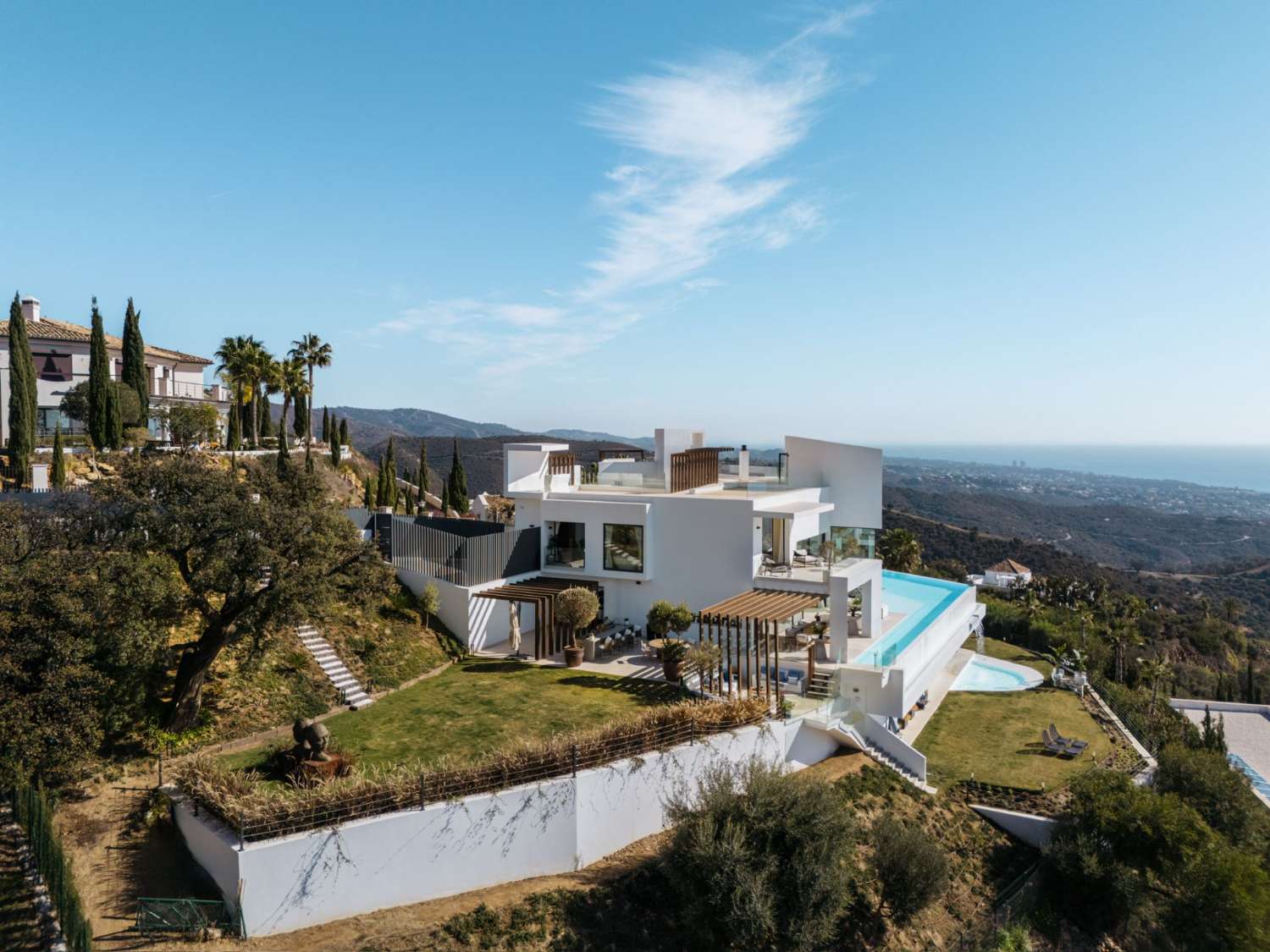 Der Griff nach den Sternen ist möglich!  Eine stilvolle Villa mit der besten Aussicht im Osten Marbellas an der Costa Del Sol ist nicht jedermanns Sache.