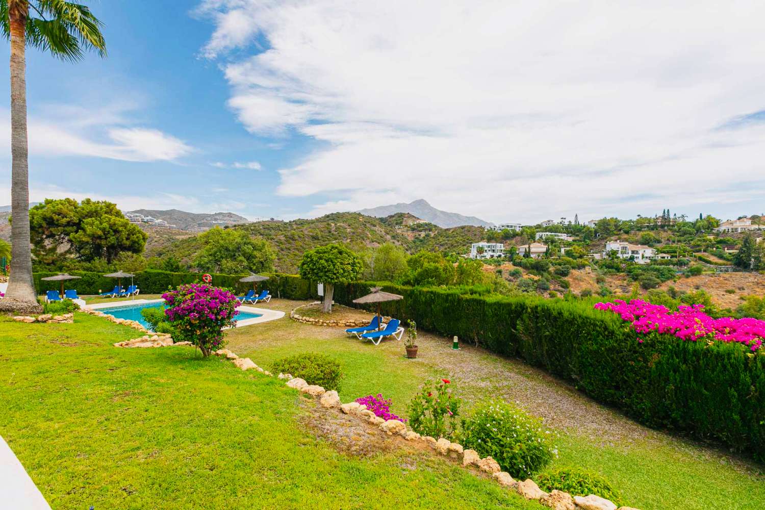 Remontoitu ensiluokkainen pohjakerroksen huoneisto Mirador De La Quinta -Marbellassa