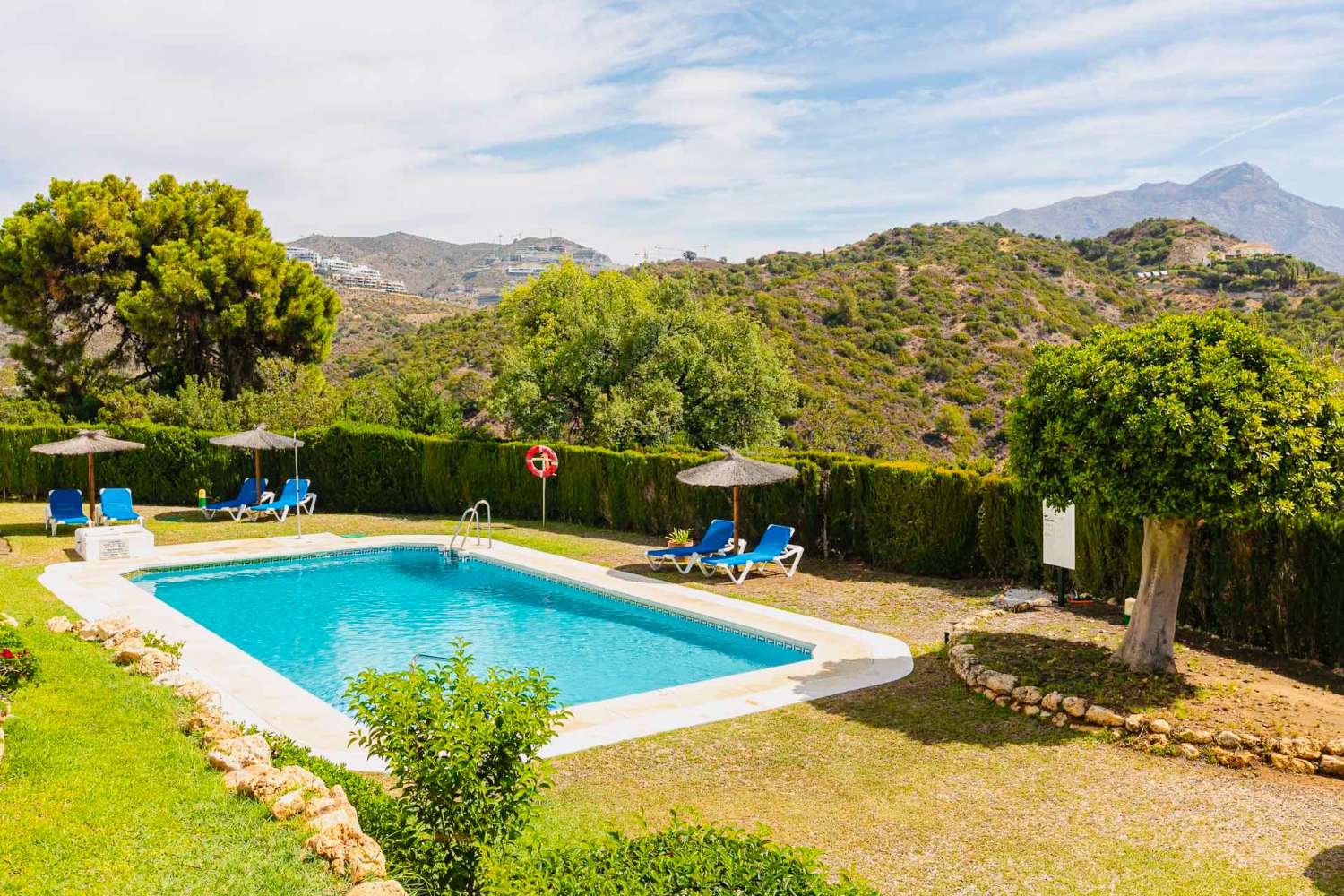 Remontoitu ensiluokkainen pohjakerroksen huoneisto Mirador De La Quinta -Marbellassa