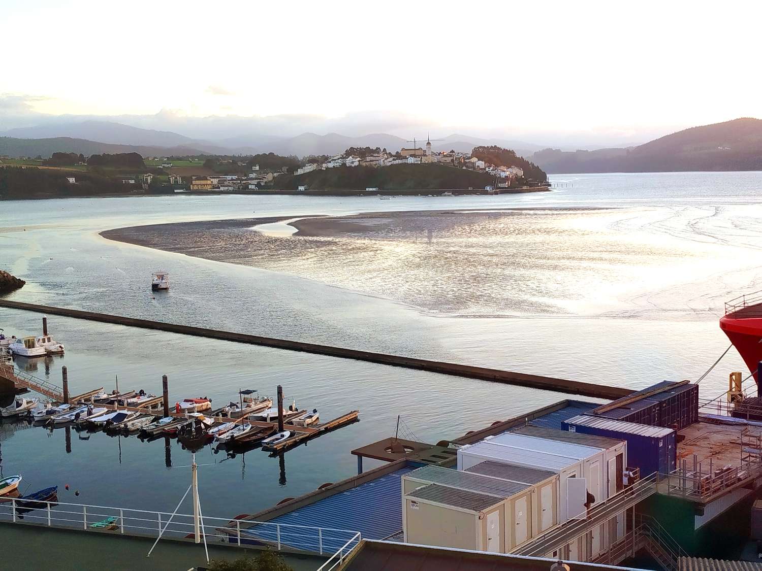 Piso con vistas a la ría en el puerto de Figueras, Castropol, Asturias.