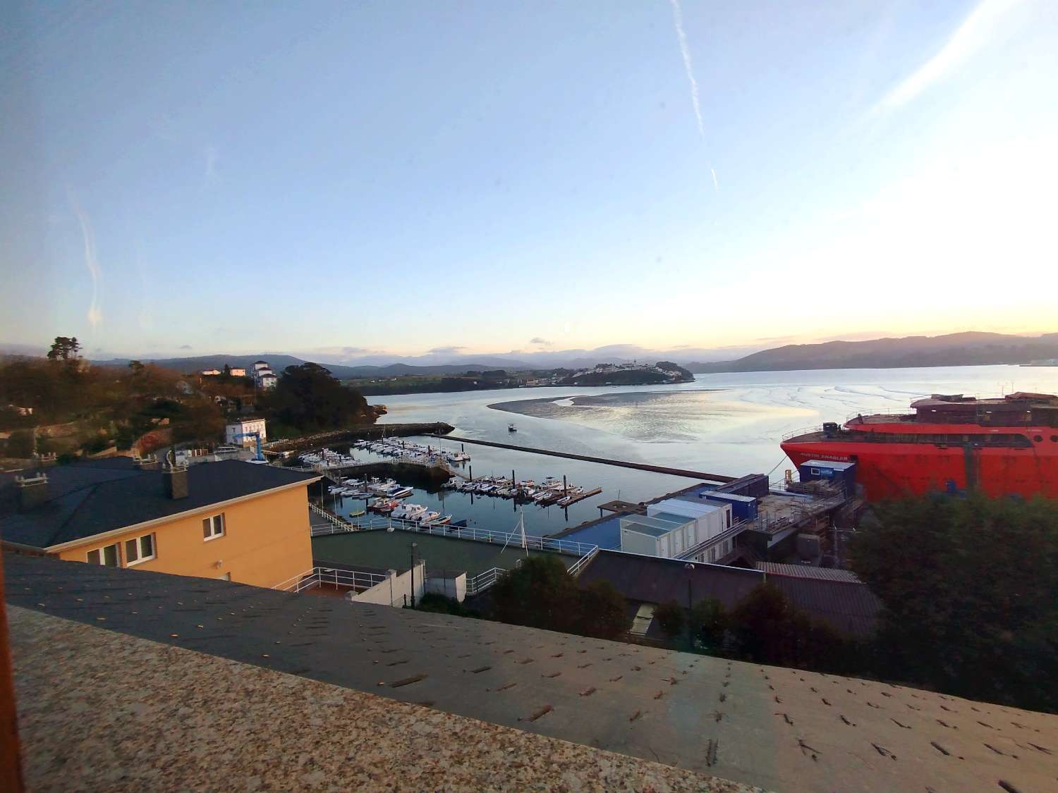 Piso con vistas a la ría en el puerto de Figueras, Castropol, Asturias.